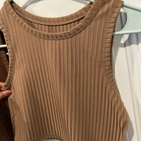 Solid Ribbed Cropped Tank Top - Picture 8 of 8